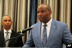 北卡罗来纳地区警方官员在记者会上发布北卡罗莱纳大学教堂山分校发生枪击案情况。(2023年8月28日)