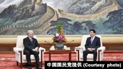 中共中央政治局常委王滬寧(右）2023年2月10日在北京會見台灣最大在野黨中國國民黨副主席夏立言。 (中國國民黨提供)