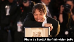Sean Baker, winner of the Palme d'Or for the film 'Anora,' poses for photographers after the awards at the 77th international film festival, Cannes, southern France, May 25, 2024.