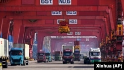 貨櫃船正在中國山東省青島港進行卸載。（2024年2月11日）