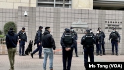 香港壹傳媒創辦人黎智英國安案12月22日踏入第三日審訊，西九龍裁判法院大樓外繼續有大批穿上戰術背心的軍裝警員駐守。(美國之音 湯惠芸)