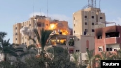 影片截圖顯示位於加沙走廊中部的努塞拉特的烈火與濃煙。 (2024年7月24日)