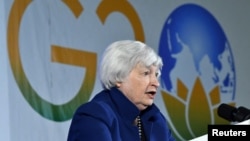 美國財長耶倫在印度班加羅爾舉行的二十國集團財長和央行行長會議的記者會上講話。 （2023年2月23日）