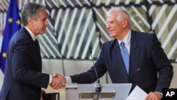 美國國務卿布林肯在布魯塞爾與歐盟外交和安全政策高級代表何塞普·博雷利在歐美能源委員會的會議上握手。（2023年4月4日）
