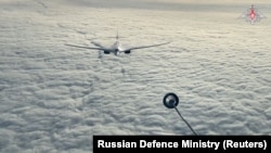 俄羅斯國防部發布視頻稱，俄軍圖-160戰略轟炸機在巴倫支海和挪威海的中立水域不明地點上空飛行了 13 個多小時。（2023年2月14日）