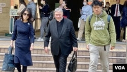 香港壹传媒创办人黎智英妻子(左)与美国Acton Institute for the Study of Religion and Liberty 创办人罗伯特·西里科神父(Father Robert Sirico)(中)及黎智英儿子(右)1月8日到法庭旁听黎智英案审讯 (美国之音/汤惠芸)