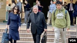 香港壹傳媒創辦人黎智英妻子（左起）與美國Acton Institute for the Study of Religion and Liberty 創辦人羅伯特·西里科神父(Father Robert Sirico)及黎智英兒子1月8日到法庭旁聽黎智英案審訊。（美國之音/湯惠芸）