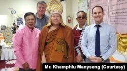 ທ່ານຄຳຜຸຍ ມະນີແສງ ແຖວໜ້າເບື້ອງຊ້າຍ ພຣະອາຈານ ດຣ. ຄຳພູ ເຈົ້າອະທິການວັດລາວພຸດທະຣັຕະນະຣາມ ເມືອງວິຈິດຕາ ແລະ ເຈົ້າເມືອງວິຈິດຕາ ດຣ. ແບຣນດອນ ວິບໂປ.