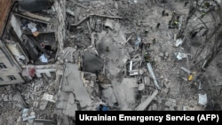 2024年3月25日，救援人員在烏克蘭基輔一處遭到飛彈襲擊的現場展開工作。 （法新社照片）