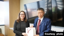 美國在台協會理事主席勞拉·羅森伯格(左)與台灣民眾黨主席柯文哲合影(2023年4月13日，柯文哲辦公室提供)