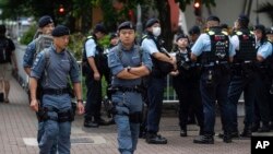 ​ເຈົ້າ​ໜ້າ​ທີ່​ຕຳຫຼວດ​ຢືນ​ຍາມ​ຢູ່ນອກ​ສານ​ຜູ້​ພິ​ພາກ​ສາ​ເມືອງ ຄາວ​ລູນ ຕາ​ເວັນ​ຕົກ ໃນ ຮົງ​ກົງ, 30 ພຶດ​ສະ​ພາ 2024.