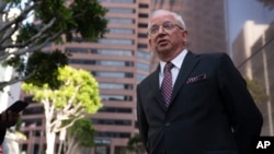 ທະນາຍຄວາມ ທ່ານຈອນ ອິສແມນ ຜູ້ວາງແຜນຍຸດທະສາດດ້ານກົດໝາຍ ເພື່ອແນໃສ່ໃຫ້ອະດີດປະທານາທິບໍດີ ທ່ານດໍໂນລ ທຣໍາ ຢູ່ໃນຕຳແໜ່ງ ກ່າວຕໍ່ບັນດານັກຂ່າວ ທີ່ນະຄອນລອດສ ແອນເຈີລິສ tວັນທີ 20 ມິຖຸນາ 2023