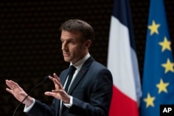 法國總統馬克龍在荷蘭海牙的一次講話中描繪他的歐洲未來願景。（2023年4月11日）
