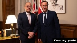 被监禁的香港媒体大亨和民主活动人士黎智英的儿子黎崇恩 (Sebastien Lai )周二（12月12日）会见了英国外相卡梅伦，游说英国争取黎智英获得释放 （英国外交部社交媒体X账号截图）