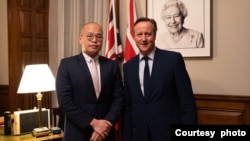 被監禁的香港媒體大亨和民主活動人士黎智英的兒子黎崇恩 (Sebastien Lai )週二（12月12日）會見了英國外相卡梅倫，遊說英國爭取黎智英獲得釋放。（黎崇恩社交媒體X賬號截圖）
