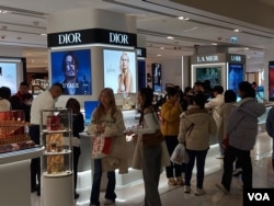 在香港旅游热点海港城的名店前，总是聚集来自中国内地游客，香港人的身影反而是比较罕见 (美国之音/林淦峰)