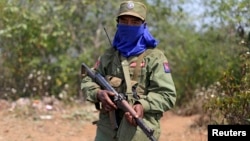 2015年3月11日緬甸民族民主同盟軍士兵手持步槍守衛果敢地區軍事基地