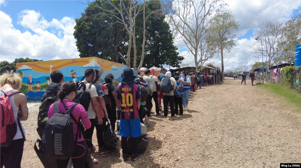 2024年2月24日，在拉哈斯布兰卡斯移民接收点，中午左右上岸的移民正在排队登记，领取国际组织发放的物资包以及移民点提供的午餐。