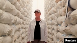 資料照：時任美國駐聯合國世界糧食計劃署大使辛迪·麥凱恩在視察肯尼亞的一個計劃署捐獻的糧食項目。（2022年3月17日）