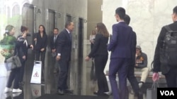 國民黨總統參選人侯友宜2023年9月18日拜會美國在台協會。AIT理事主席勞拉·羅森伯格在一樓迎接，兩人見面打招呼問候。