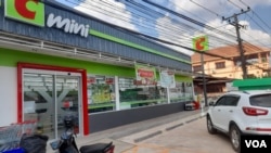 ຮ້ານຄ້າຂາຍຍ່ອຍຫຍີ່ຫໍ້ອື່ນເຊັ່ນ Big C mini ທີ່ເປັນສາຂາຂອງເຄືອຂ່າຍຮ້ານຄ້າຕ່າງປະເທດມາແຂ່ງຂັນກັນ ໃນຕະຫຼາດຂອງນະຄອນຫຼວງນຳດ້ວຍ.