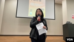 11月17日独立纪录片《中原纪事》放映会结束后，女权活动人士李思磐与现场观众互动。（美国之音 周星晨）