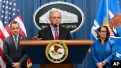 美國司法部長加蘭德在司法部舉行記者會。右為司法部副部長麗莎·摩納哥。 (2024年3月21日)