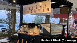 ຮ້ານເຄື່ອງດື່ມ Feelcoff, ເປັນ Kiosk ສາຂາຂອງ Trucky Café ທີ່ຕັ້ງຢູ່ໃນສູນການຄ້າ ລາວ ITECC, ນະຄອນຫຼວງວຽງຈັນ, ສປປ ລາວ. (ພາບທີ່ໄດ້ຮັບການສະໜອງຈາກຜູ້ປະກອບການ Trucky Café)