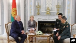 ​ປະ​ທາ​ນາ​ທິ​ບໍ​ດີ ເບ​ລາ​ຣຸ​ສ ທ່ານ ອາ​ເລັກ​ແຊນ​ເດີ ລູ​ກາ​ເຊັນ​ໂກ, ຊ້າຍ, ແລະ ລັດ​ຖະ​ມົນ​ຕີ​ປ້ອງ​ກັນ​ປະ​ເທດ ຈີນ ນາຍ​ພົນ ຫຼີ ຊາງ​ຟູ ໃນ​ລະ​ຫວ່າງ​ການ​ເຈ​ລະ​ຈາ​ໃນ​ນະ​ຄອນຫຼວງ ມິນ​ສ໌, ເບ​ລາ​ຣຸ​ສ, 17 ສິງ​ຫາ 2023. 