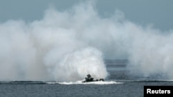 資料照：美菲海軍在菲律賓三描禮士省舉行兩棲登陸聯合演習。（2022年10月7日）