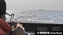 台灣國防部發布照片顯示台灣軍人嚴密監控中國海軍“山東號”航母打擊群編隊穿越巴士海峽，經台灣東南海域，展開首次西太平洋航訓的全程動向。（2023年4月5日）