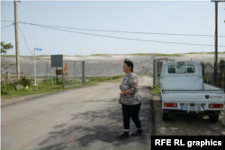 瑪雅·斯瓦尼澤走在阿納克利亞原本建造深海港的入口處。2020年施工後不久，合同被取消，留下成堆的沙子和泥土。