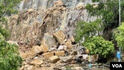 受世紀大暴雨侵襲發生嚴重山泥傾瀉的筲箕灣耀東邨附近山坡，9月9日下午仍有巨型石塊及山泥堆積在馬路上。(美國之音/湯惠芸)