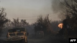 После применения снарядов, которые, по словам журналистов AFP, содержали белый фосфор, в районе поражения загорелся лес, Часов Яр, Украина, 14 марта 2023 года