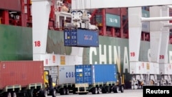 資料照：在美國加州長灘港等待裝卸的中國貨櫃船。 （2018年4月4日）