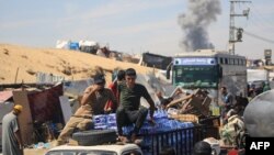 流离失所的巴勒斯坦人在以色列的轰炸中迁入加沙南部拉法。（2024年5月31日）