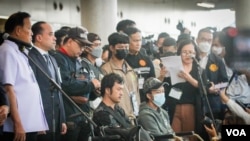 2023年10月12日，泰國國民在哈馬斯衝突中從以色列撤離後抵達曼谷素萬那普國際機場。其中一名泰國公民自稱曾被困在交火中，膝蓋中彈。（美國之音記者拍攝）