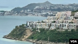 有從事建築業的石澳原居民表示，紅山半島的獨立屋分上、中、下三個區域，最底下靠海一帶的獨立屋有較多空間僭建地牢，甚至花園及游泳池。(美國之音/湯惠芸)