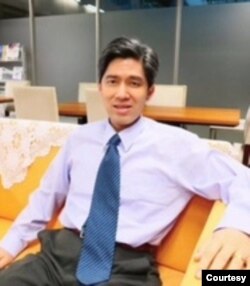 位於台北的台灣大學政治系教授左正東