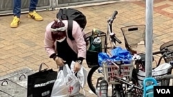 上水港鐵站出口附近”螞蟻搬家”式的疑似水貨客。(美國之音湯惠芸)