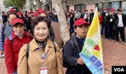 大批中国大陆旅客在土瓜湾一间酒楼吃饭后，在附近行人路上排队，准备上旅游巴离开 (美国之音/汤惠芸)