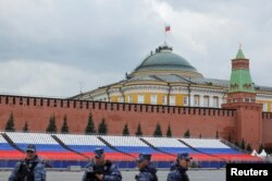 俄羅斯警察在紅場執勤，可以看到有人站在克里姆林宮的穹頂上。（2023年5月3日）