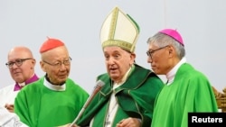  2023 年 9 月 3 日，教宗方济各在乌兰巴托的使徒之旅中参加了草原竞技场的弥撒圣祭。（梵蒂冈媒体/路透社）