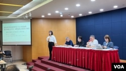 台灣民眾黨主席柯文哲(右二)星期一(8月12日)表示，他第一時間並不知道，他的總統大選政治獻金有帳務漏報情事 (美國之音/林乃絹)