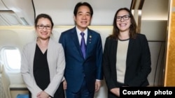 台灣副總統賴清德(中）從巴拉圭飛抵舊金山過境，美國在台協會理事主席勞拉·羅森伯格(右）與台灣駐美代表蕭美琴登機迎接。(2023年8月16日，取自羅森伯格推文)