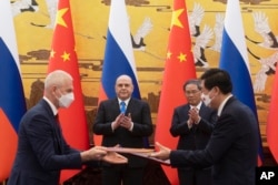 中國總理李強與俄羅斯總理米舒斯京在北京人大會堂出席協議簽署儀式。（2023年5月24日）