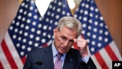 議長凱文·麥卡錫（Kevin McCarthy）2023年10月3日被眾議院罷免後見記者。