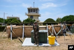 资料照：一名美军士兵站在菲律宾北部巴丹尼斯省巴斯科机场的控制塔附近。（2024年5月6日）