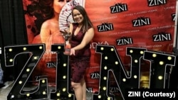 ຍານາງ ເຄວີ ແລະຜະລິດຕະພັນເຄື່ອງດື່ມໂວດກ້າຂອງນາງ. (ພາບທີ່ໄດ້ຮັບການສະໜອງໃຫ້ໂດຍປະທານຜູ້ຜະລິດເຄື່ອງດື່ມໂວດກ້າ ZINI)