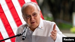 资料照：2022年8月6日，菲律宾驻美国大使何塞·曼努埃尔·罗穆阿尔兹在菲律宾马尼拉阿亚拉三角花园举行的美国贸易和开发署海上风能项目签字仪式上讲话。（路透社）